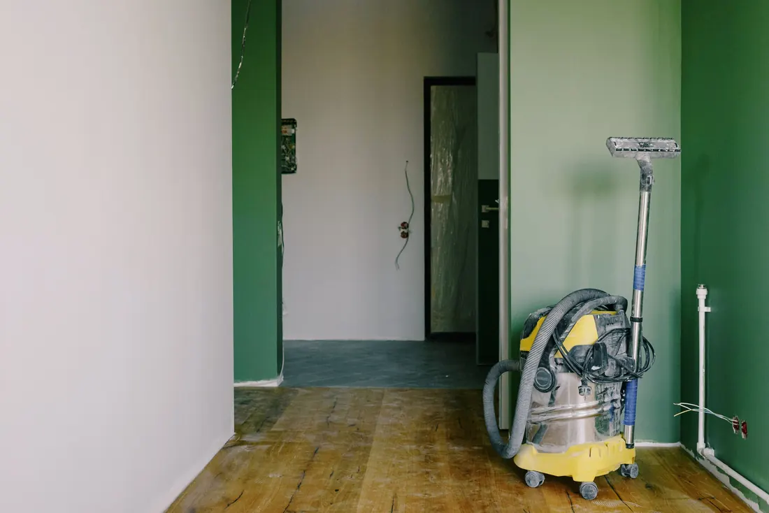Spațiu proaspăt renovat, curățat după constructor