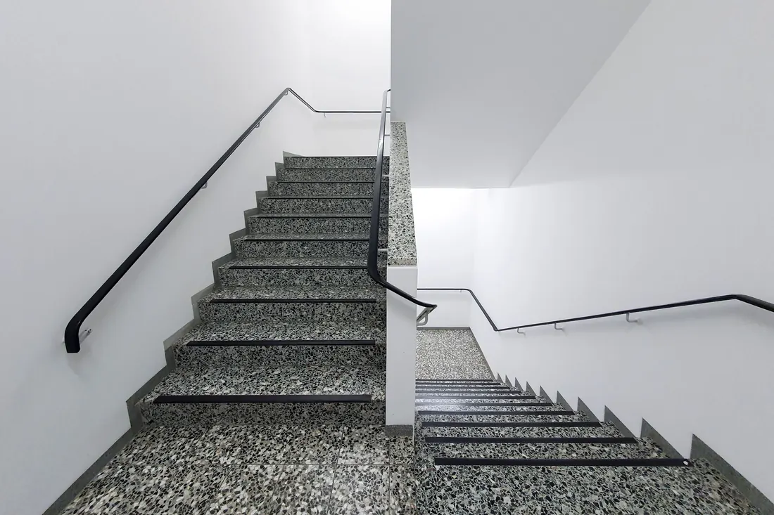 Casa scării curată, într-un bloc